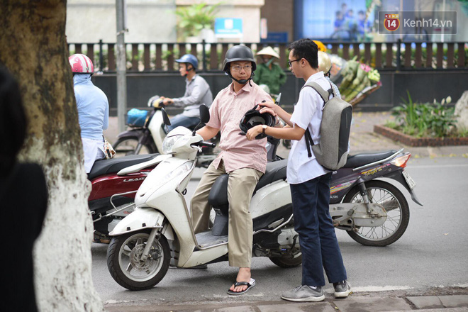 Những nụ hôn vội cha mẹ trao con trước cổng trường thi: Con đã cố gắng hết sức rồi, về nhà ăn cơm với mẹ thôi! - Ảnh 6.