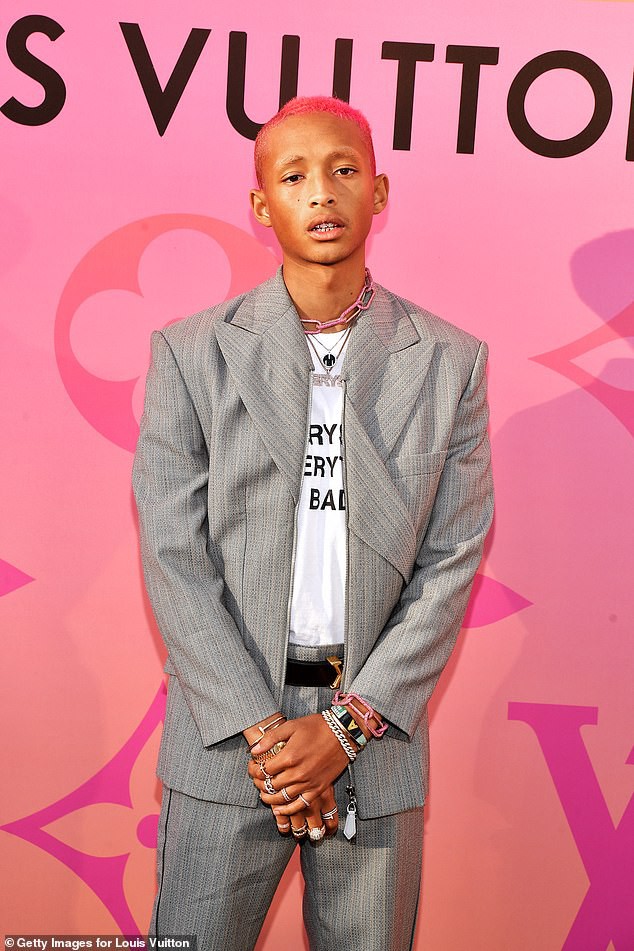Con trai nhà tài tử Will Smith gây sốc với kiểu tóc hồng lởm chởm chưa đủ, giờ lại còn bọc nốt răng màu... rose gold - Ảnh 4. Con trai nhà tài tử Will Smith gây sốc với kiểu tóc hồng lởm chởm chưa đủ, giờ lại còn bọc nốt răng màu... rose gold - Ảnh 4.