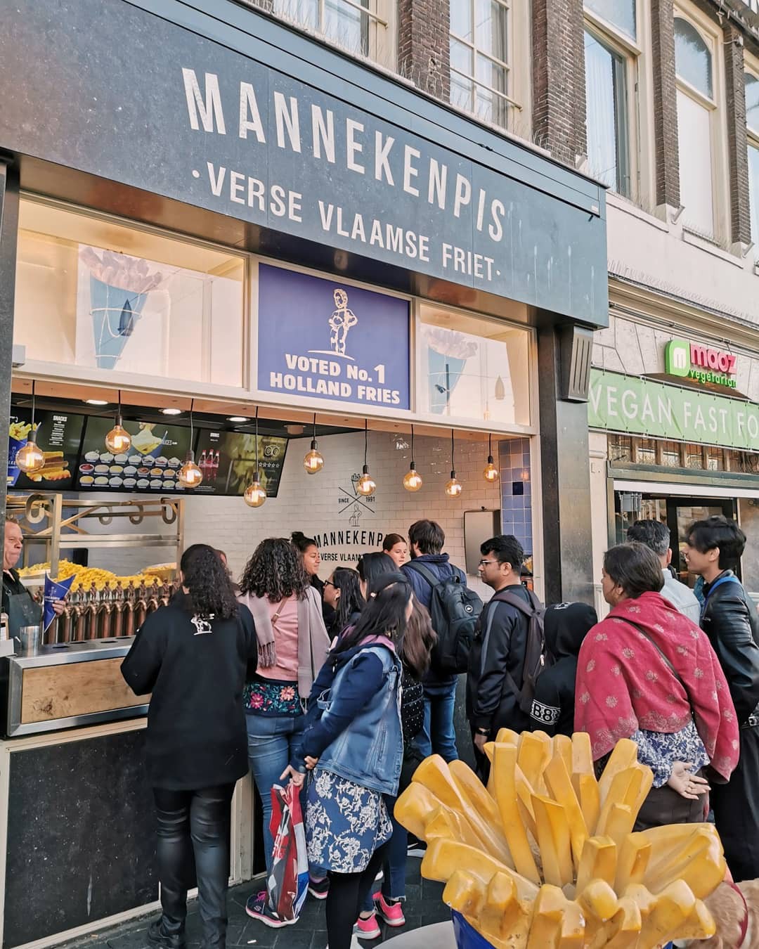 “Chịu thương chịu khó” như Minh Hằng: Lặn lội sang Amsterdam để… ăn và ăn, xếp hàng dài cả trăm người cũng đợi bằng được! - Ảnh 9. “Chịu thương chịu khó” như Minh Hằng: Lặn lội sang Amsterdam để… ăn và ăn, xếp hàng dài cả trăm người cũng đợi bằng được! - Ảnh 9.