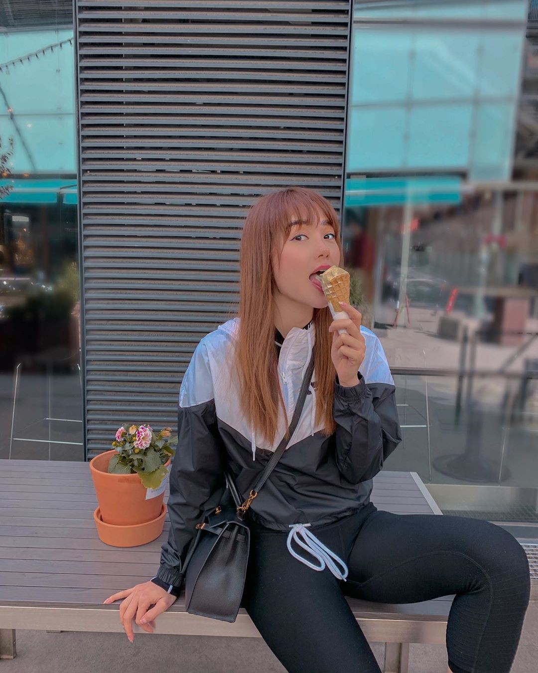 “Chịu thương chịu khó” như Minh Hằng: Lặn lội sang Amsterdam để… ăn và ăn, xếp hàng dài cả trăm người cũng đợi bằng được! - Ảnh 23. “Chịu thương chịu khó” như Minh Hằng: Lặn lội sang Amsterdam để… ăn và ăn, xếp hàng dài cả trăm người cũng đợi bằng được! - Ảnh 23.