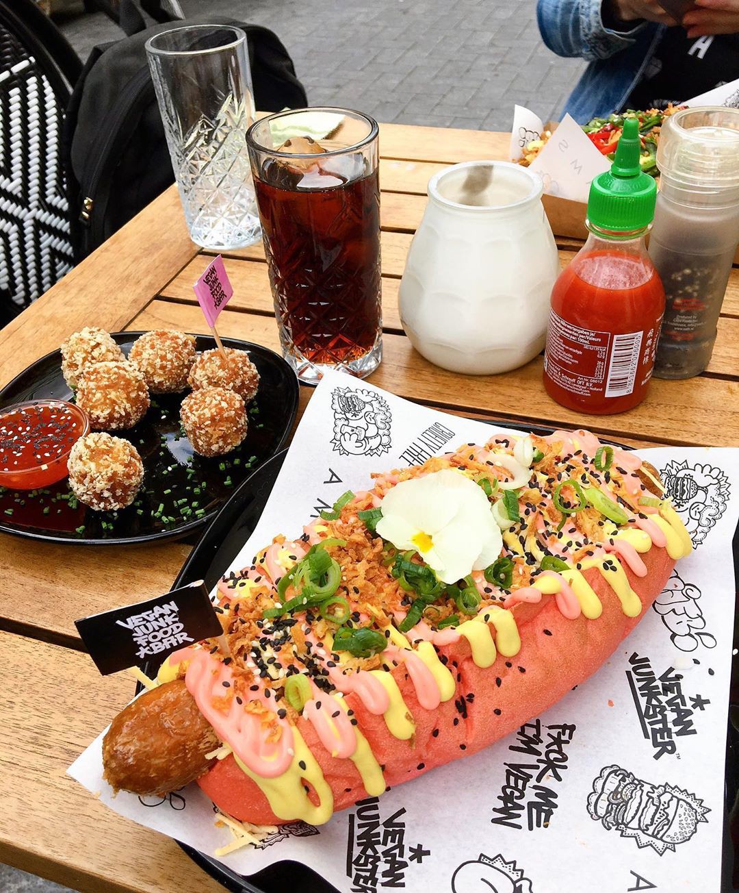 “Chịu thương chịu khó” như Minh Hằng: Lặn lội sang Amsterdam để… ăn và ăn, xếp hàng dài cả trăm người cũng đợi bằng được! - Ảnh 21. “Chịu thương chịu khó” như Minh Hằng: Lặn lội sang Amsterdam để… ăn và ăn, xếp hàng dài cả trăm người cũng đợi bằng được! - Ảnh 21.