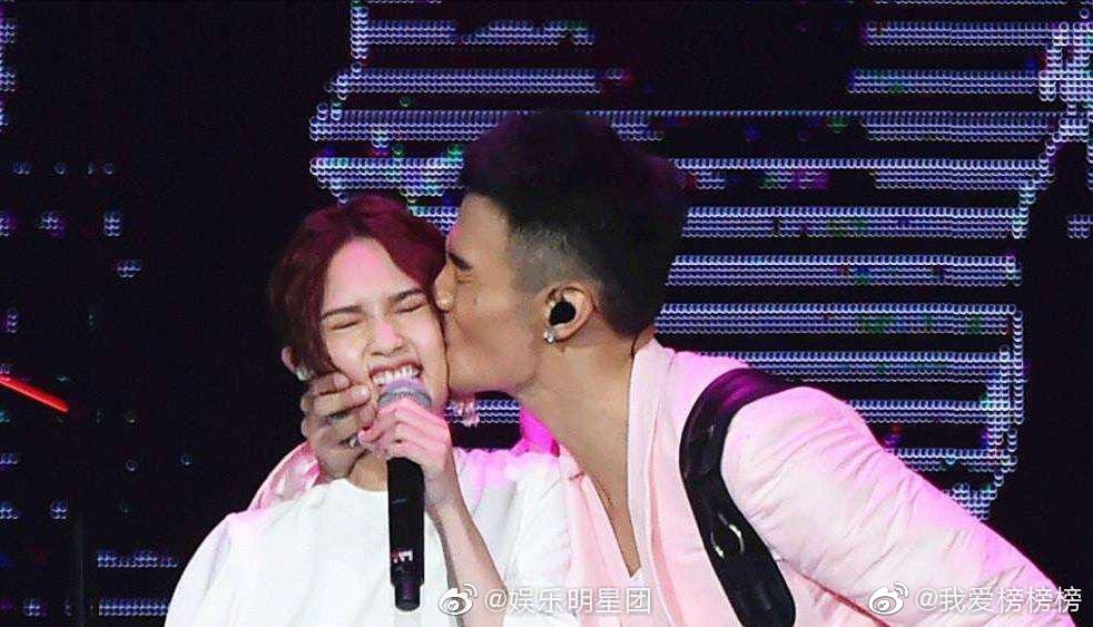 Giáo chủ khả ái Dương Thừa Lâm chính thức có người rước, nhẫn kim cương siêu to khổng lồ sáng chói cả Weibo - Ảnh 4. Giáo chủ khả ái Dương Thừa Lâm chính thức có người rước, nhẫn kim cương siêu to khổng lồ sáng chói cả Weibo - Ảnh 4.