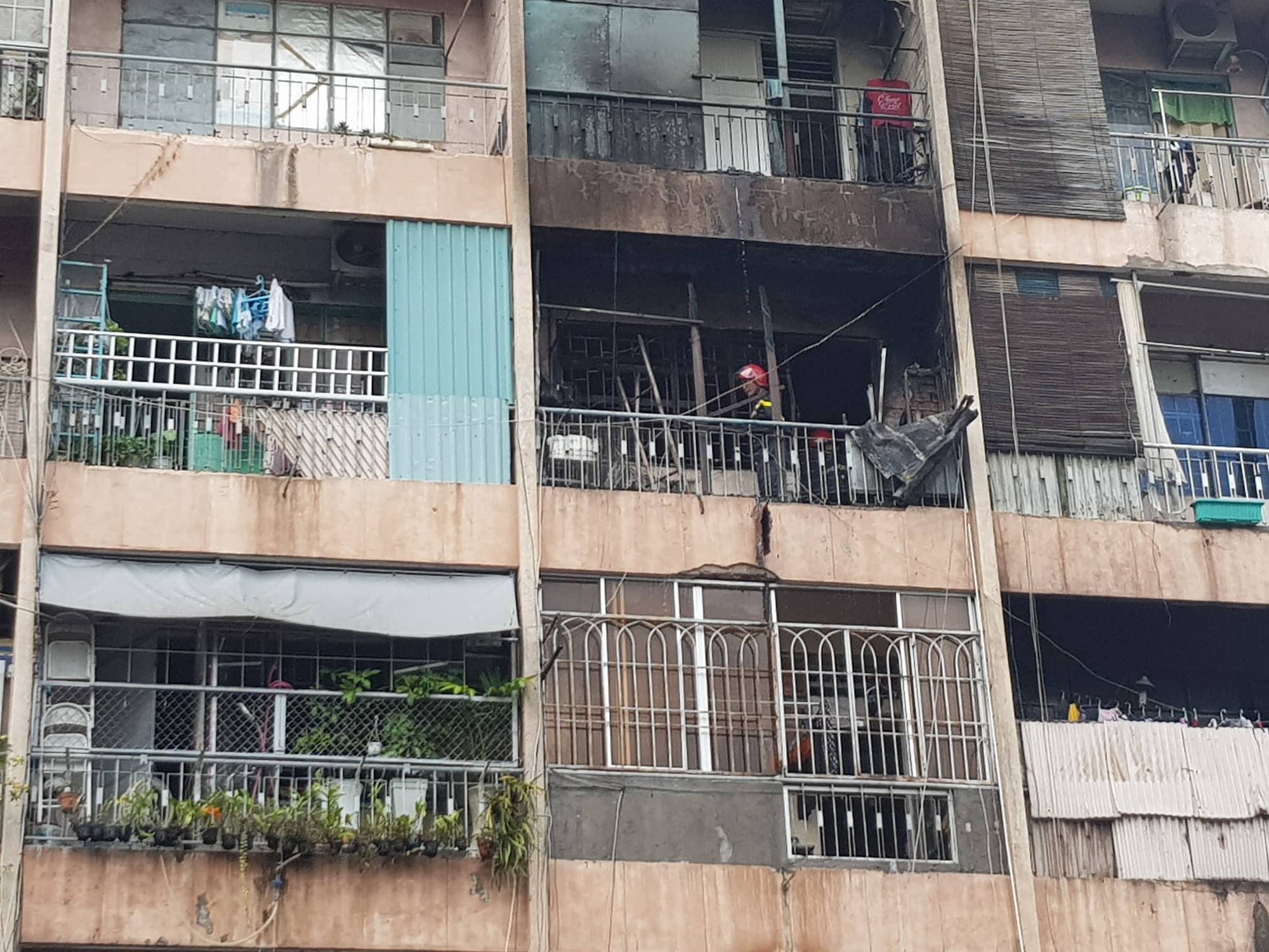 Cháy lớn ở ký túc xá Trường Cao đẳng kỹ thuật Cao Thắng ở Sài Gòn, hàng chục người mắc kẹt kêu cứu - Ảnh 1. Cháy lớn ở ký túc xá Trường Cao đẳng kỹ thuật Cao Thắng ở Sài Gòn, hàng chục người mắc kẹt kêu cứu - Ảnh 1.