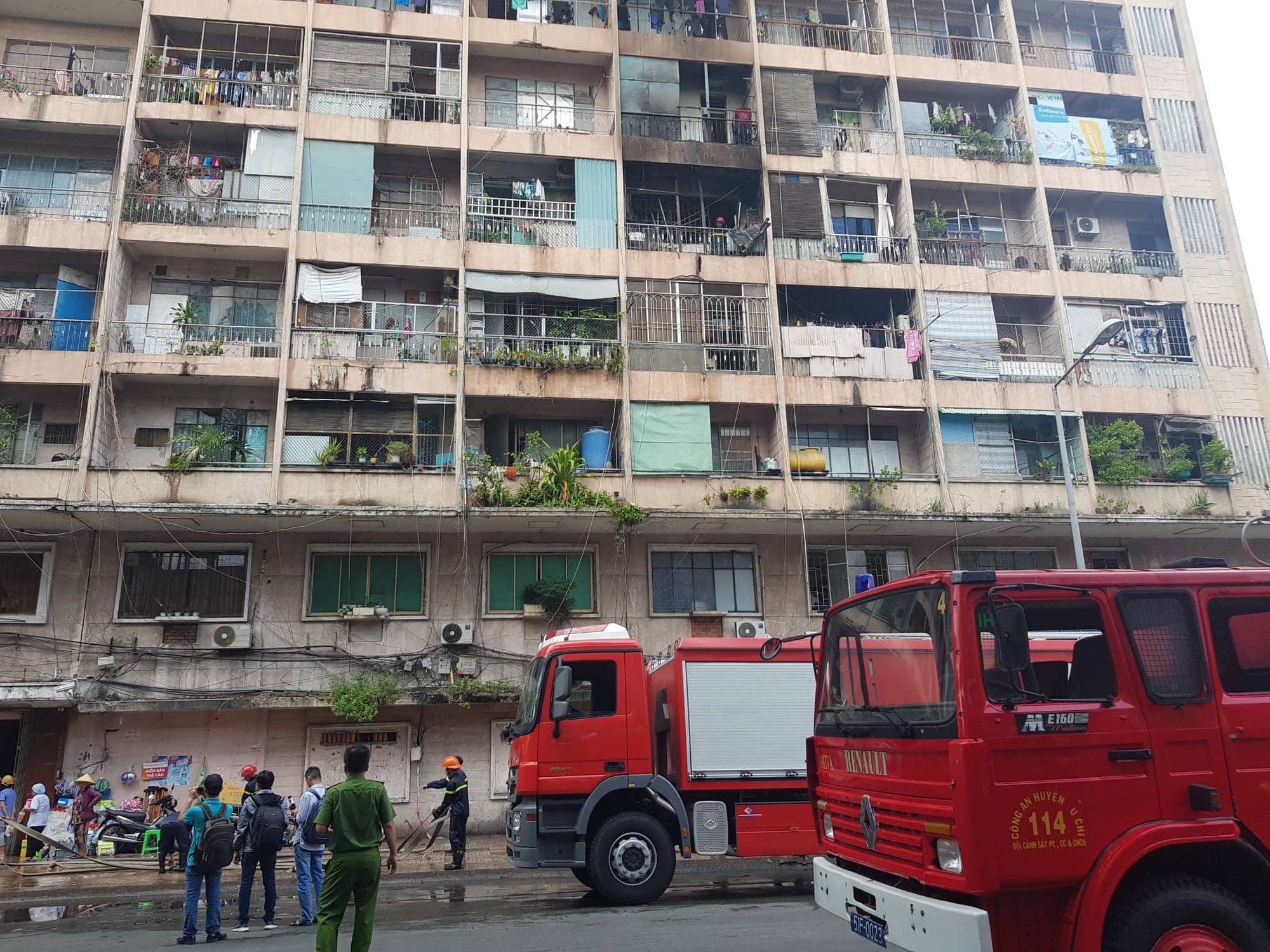 Cháy lớn ở ký túc xá Trường Cao đẳng kỹ thuật Cao Thắng ở Sài Gòn, hàng chục người mắc kẹt kêu cứu - Ảnh 2. Cháy lớn ở ký túc xá Trường Cao đẳng kỹ thuật Cao Thắng ở Sài Gòn, hàng chục người mắc kẹt kêu cứu - Ảnh 2.