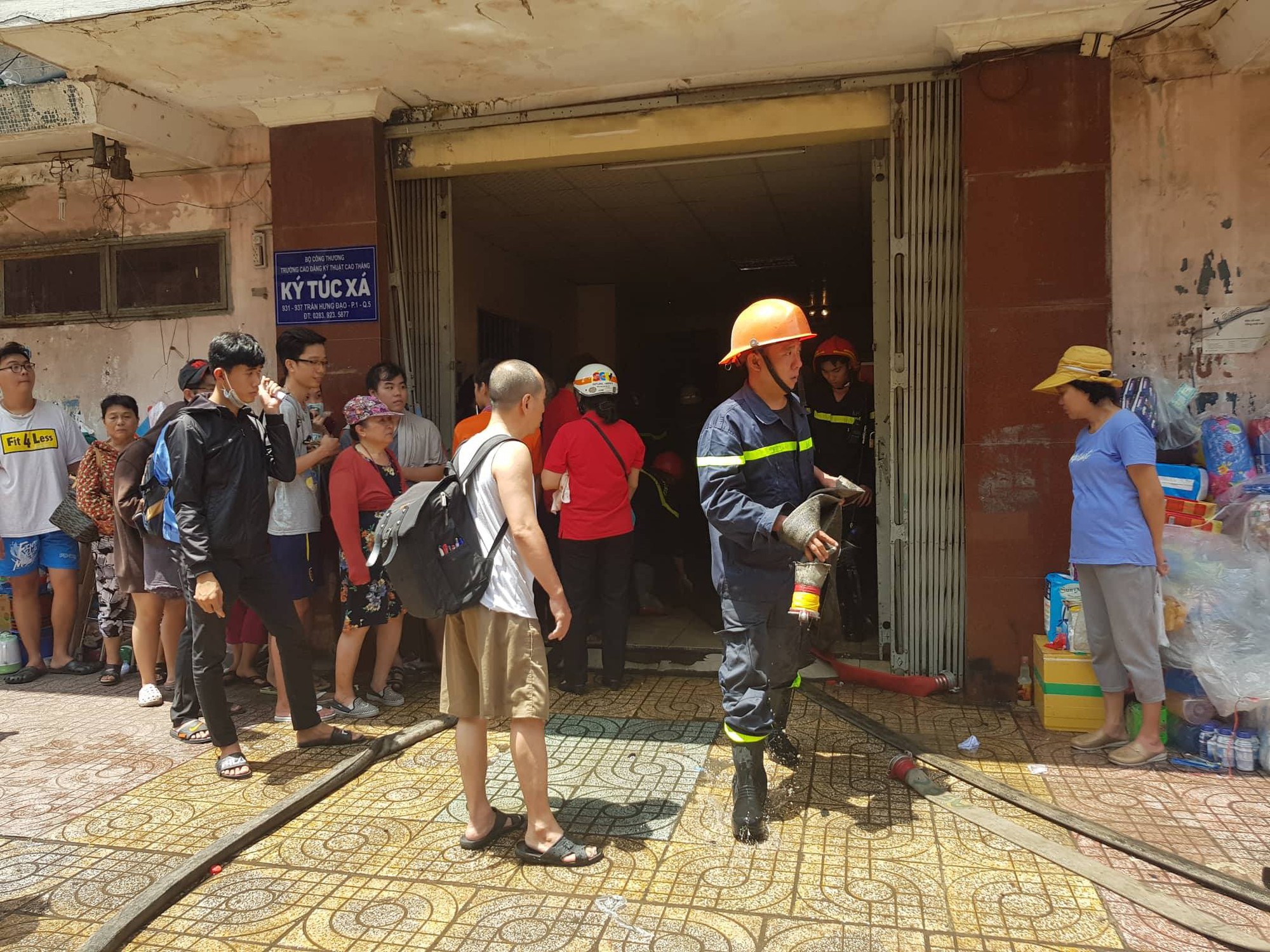 Cháy lớn ở ký túc xá Trường Cao đẳng kỹ thuật Cao Thắng ở Sài Gòn, hàng chục người mắc kẹt kêu cứu - Ảnh 3. Cháy lớn ở ký túc xá Trường Cao đẳng kỹ thuật Cao Thắng ở Sài Gòn, hàng chục người mắc kẹt kêu cứu - Ảnh 3.
