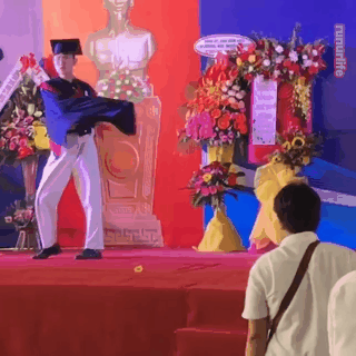 Thanh niên chơi lớn: Nhận bằng tốt nghiệp với màn catwalk thần thái ngút ngàn đến siêu mẫu cũng phải chào thua - Ảnh 1. Thanh niên chơi lớn: Nhận bằng tốt nghiệp với màn catwalk thần thái ngút ngàn đến siêu mẫu cũng phải chào thua - Ảnh 1.