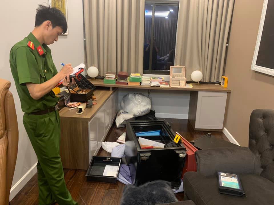 Cận cảnh khám nghiệm hiện trường vụ trộm hơn 5 tỷ đồng trong căn biệt thự của ca sĩ Nhật Kim Anh - Ảnh 4. Cận cảnh khám nghiệm hiện trường vụ trộm hơn 5 tỷ đồng trong căn biệt thự của ca sĩ Nhật Kim Anh - Ảnh 4.
