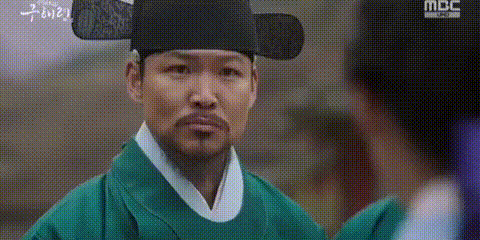 Tân Binh Học Sử Goo Hae Ryung: Bị bắt làm osin, Shin Se Kyung đáp thẳng cây chổi vào mặt Cha Eun Woo - Ảnh 4. Tân Binh Học Sử Goo Hae Ryung: Bị bắt làm osin, Shin Se Kyung đáp thẳng cây chổi vào mặt Cha Eun Woo - Ảnh 4.