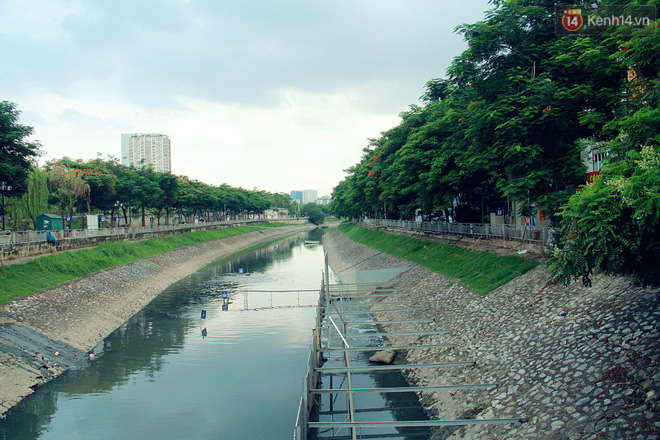 Nhìn lại 2 tháng thăng trầm xử lý sông Tô Lịch: Nước vẫn đen, sông vẫn bẩn - Ảnh 22.