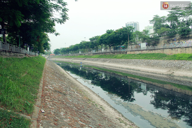 Nhìn lại 2 tháng thăng trầm xử lý sông Tô Lịch: Nước vẫn đen, sông vẫn bẩn - Ảnh 20.