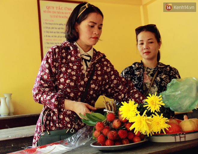 Hà Nội: Phủ Tây Hồ tấp nập người dân đến cầu bình an nhân ngày lễ Vu Lan - Ảnh 8.