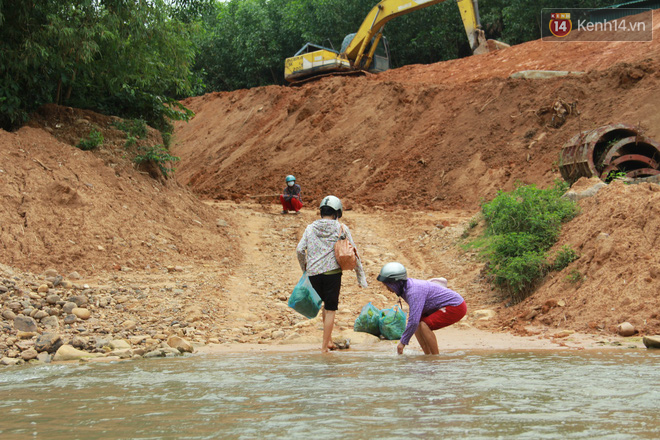 Về vùng cao Bắc Giang nhìn người dân quanh năm vượt sông, lội suối để ra khỏi “lũy tre làng” - Ảnh 9.