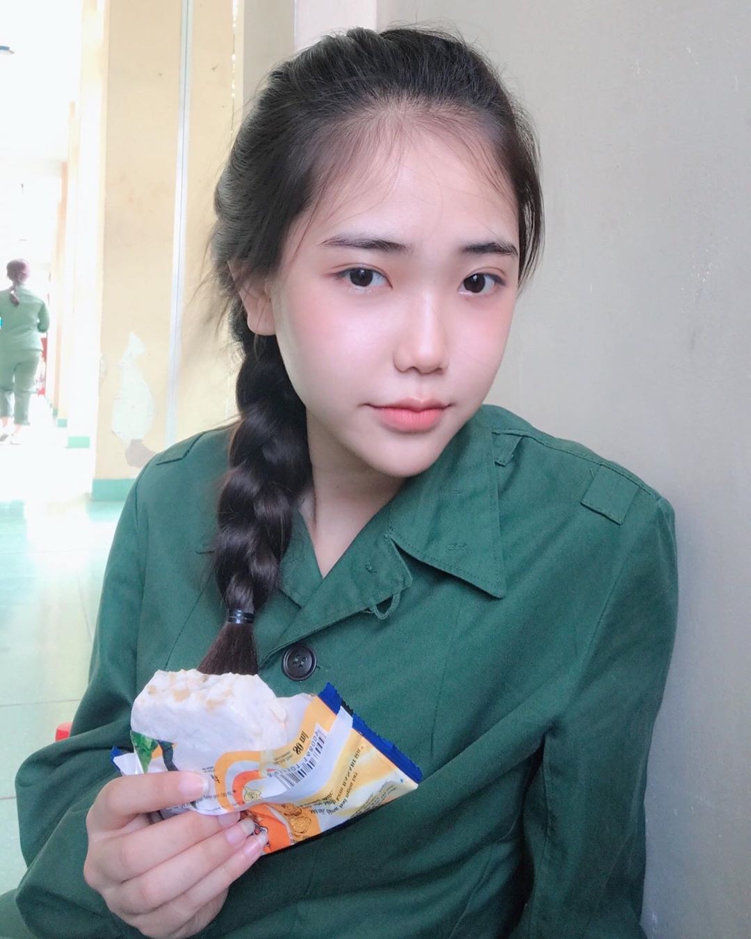 Nữ sinh sinh năm 2000 để mặt mộc, thoa tí son và diện đồng phục quân sự cũng đủ nổi rần rần trên hội gái đẹp - Ảnh 2. Nữ sinh sinh năm 2000 để mặt mộc, thoa tí son và diện đồng phục quân sự cũng đủ nổi rần rần trên hội gái đẹp - Ảnh 2.
