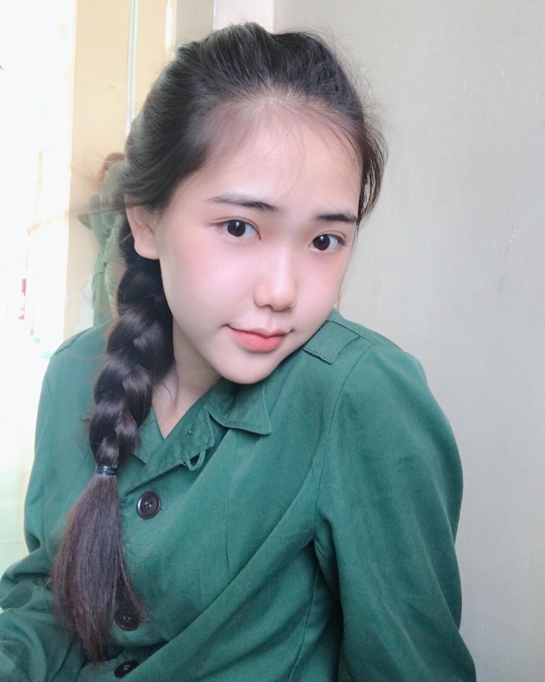 Nữ sinh sinh năm 2000 để mặt mộc, thoa tí son và diện đồng phục quân sự cũng đủ nổi rần rần trên hội gái đẹp - Ảnh 3. Nữ sinh sinh năm 2000 để mặt mộc, thoa tí son và diện đồng phục quân sự cũng đủ nổi rần rần trên hội gái đẹp - Ảnh 3.