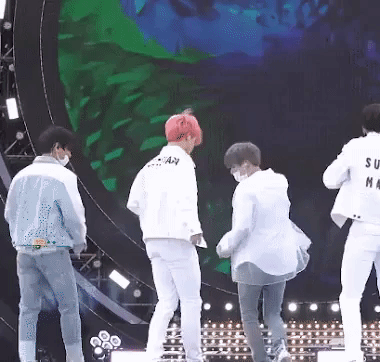 Chuyên nghiệp như Jimin (BTS): Gặp chấn thương nặng nhưng nén đau biểu diễn hết mình khiến fan xót xa - Ảnh 2. Chuyên nghiệp như Jimin (BTS): Gặp chấn thương nặng nhưng nén đau biểu diễn hết mình khiến fan xót xa - Ảnh 2.