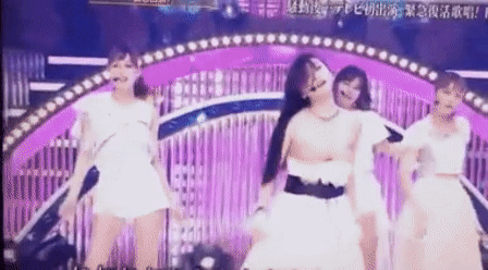 Idol Kpop khốn khổ do sự cố trang phục: Áo quần phản chủ đã đành, có người còn suýt “lộ hàng” vì thành viên cùng nhóm - Ảnh 16. Idol Kpop khốn khổ do sự cố trang phục: Áo quần phản chủ đã đành, có người còn suýt “lộ hàng” vì thành viên cùng nhóm - Ảnh 16.
