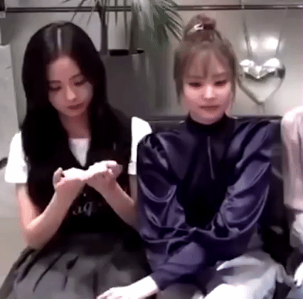 Cuối cùng Jennie (BLACKPINK) đã xuất hiện với tóc mái ngắn gây bão toàn cầu, lần này là thật hay vẫn giả trân? - Ảnh 5. Cuối cùng Jennie (BLACKPINK) đã xuất hiện với tóc mái ngắn gây bão toàn cầu, lần này là thật hay vẫn giả trân? - Ảnh 5.