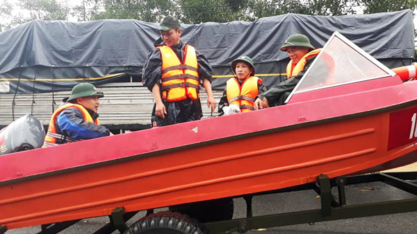 Bộ đội dùng xe tải, ca nô đưa sản phụ chuyển dạ vượt 20km nước lũ đến bệnh viện sinh con - Ảnh 2.