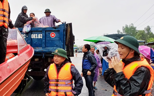 Bộ đội dùng xe tải, ca nô đưa sản phụ chuyển dạ vượt 20km nước lũ đến bệnh viện sinh con - Ảnh 1.