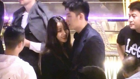 Thêm bằng chứng Địch Lệ Nhiệt Ba hẹn hò bad boy vũ phu Hoàng Cảnh Du: Ôm eo, sờ tóc, tình thế này biết chối ra sao? - Ảnh 9. Thêm bằng chứng Địch Lệ Nhiệt Ba hẹn hò bad boy vũ phu Hoàng Cảnh Du: Ôm eo, sờ tóc, tình thế này biết chối ra sao? - Ảnh 9.