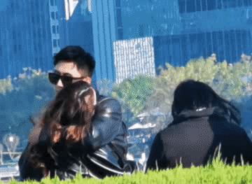 Thêm bằng chứng Địch Lệ Nhiệt Ba hẹn hò bad boy vũ phu Hoàng Cảnh Du: Ôm eo, sờ tóc, tình thế này biết chối ra sao? - Ảnh 3. Thêm bằng chứng Địch Lệ Nhiệt Ba hẹn hò bad boy vũ phu Hoàng Cảnh Du: Ôm eo, sờ tóc, tình thế này biết chối ra sao? - Ảnh 3.