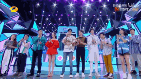 Thêm bằng chứng Địch Lệ Nhiệt Ba hẹn hò bad boy vũ phu Hoàng Cảnh Du: Ôm eo, sờ tóc, tình thế này biết chối ra sao? - Ảnh 7. Thêm bằng chứng Địch Lệ Nhiệt Ba hẹn hò bad boy vũ phu Hoàng Cảnh Du: Ôm eo, sờ tóc, tình thế này biết chối ra sao? - Ảnh 7.