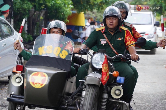 Sạt lở thủy điện Rào Trăng 3: Đưa 7 thi thể cán bộ chiến sĩ ra ngoài, huy động xe chiếu sáng công suất lớn hỗ trợ việc tìm kiếm - Ảnh 2.