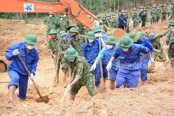 Lực lượng cứu hộ vụ sạt lở thủy điện Rào Trăng 3: Dùng sức người cuốc từng mảnh đất tìm kiếm người gặp nạn, bữa cơm vội vàng trong những bịch nilon - Ảnh 2.