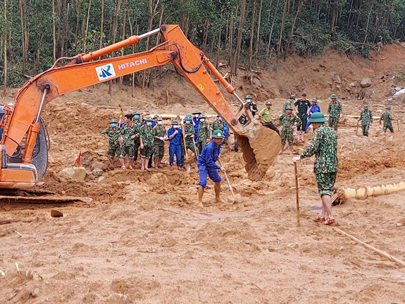 Lực lượng cứu hộ vụ sạt lở thủy điện Rào Trăng 3: Dùng sức người cuốc từng mảnh đất tìm kiếm người gặp nạn, bữa cơm vội vàng trong những bịch nilon - Ảnh 5.