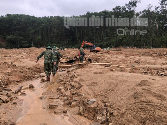 Lực lượng cứu hộ vụ sạt lở thủy điện Rào Trăng 3: Dùng sức người cuốc từng mảnh đất tìm kiếm người gặp nạn, bữa cơm vội vàng trong những bịch nilon - Ảnh 6.