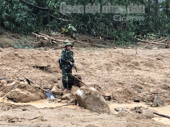 Lực lượng cứu hộ vụ sạt lở thủy điện Rào Trăng 3: Dùng sức người cuốc từng mảnh đất tìm kiếm người gặp nạn, bữa cơm vội vàng trong những bịch nilon - Ảnh 7.