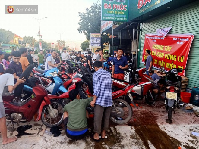 Tình người nơi lũ dữ đi qua: Hàng ngàn xe máy hỏng vì chìm trong biển nước, nhóm thợ tình nguyện sửa miễn phí cho bà con - Ảnh 7. Tình người nơi lũ dữ đi qua: Hàng ngàn xe máy hỏng vì chìm trong biển nước, nhóm thợ tình nguyện sửa miễn phí cho bà con - Ảnh 7.