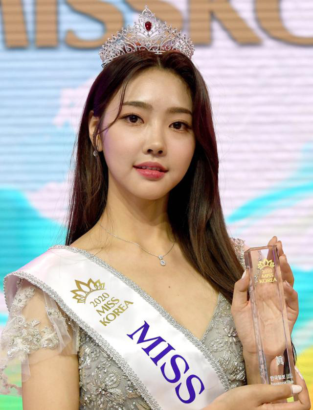 Cuộc thi Hoa hậu Hàn Quốc lạ đời nhất lịch sử: Phông nền hội chợ, Hoa hậu ỉu xìu khi nhận giải, dàn thí sinh trình diễn như idol Kpop - Ảnh 2.