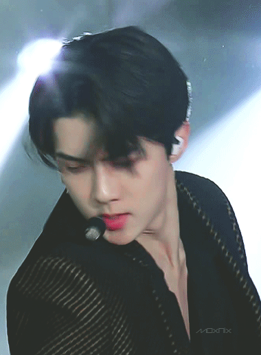 6 nam idol đẹp không camera nào bắt được: J-Hope và em trai BTS đẹp vô thực, nam thần nhà SM được khen đúng chất tổng tài ngôn tình - Ảnh 6. 6 nam idol đẹp không camera nào bắt được: J-Hope và em trai BTS đẹp vô thực, nam thần nhà SM được khen đúng chất tổng tài ngôn tình - Ảnh 6.