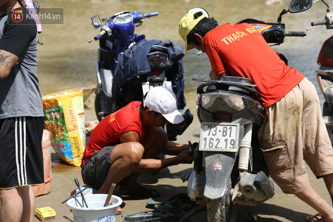 Tình người nơi lũ dữ đi qua: Hàng ngàn xe máy hỏng vì chìm trong biển nước, nhóm thợ tình nguyện sửa miễn phí cho bà con - Ảnh 5. Tình người nơi lũ dữ đi qua: Hàng ngàn xe máy hỏng vì chìm trong biển nước, nhóm thợ tình nguyện sửa miễn phí cho bà con - Ảnh 5.