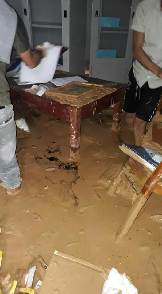 Trường học ở Quảng Trị sau khi sạt núi ập đến: Bùn đất bám dày 1 mét, thầy cô phải băng rừng đến lớp - Ảnh 4. Trường học ở Quảng Trị sau khi sạt núi ập đến: Bùn đất bám dày 1 mét, thầy cô phải băng rừng đến lớp - Ảnh 4.