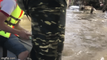Người đàn ông lao xuống bế cậu bé dưới dòng nước lũ: Hành động của tôi chỉ là phản xạ tự nhiên, bế cháu bé lên mà trái tim tôi thấy nhói - Ảnh 2. Người đàn ông lao xuống bế cậu bé dưới dòng nước lũ: Hành động của tôi chỉ là phản xạ tự nhiên, bế cháu bé lên mà trái tim tôi thấy nhói - Ảnh 2.
