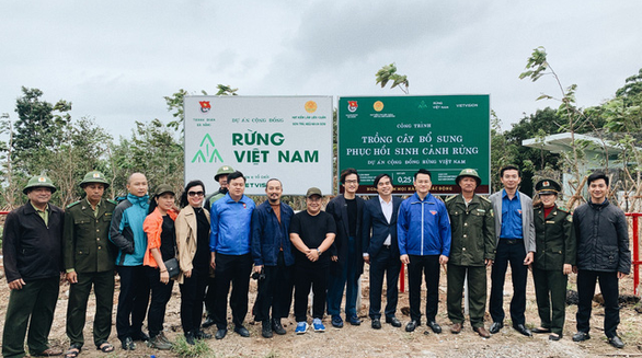 Hà Anh Tuấn cùng công ty trồng 1800 cây rừng giúp người dân chống lũ - Ảnh 2. Hà Anh Tuấn cùng công ty trồng 1800 cây rừng giúp người dân chống lũ - Ảnh 2.