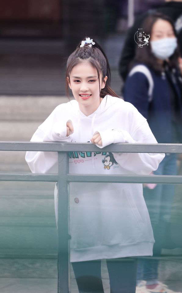 Tổ hợp visual gây bão Weibo: Triệu Lộ Tư dễ thương muốn xỉu, Bạch Lộc bốc lửa bỗng lột xác bất ngờ - Ảnh 7. Tổ hợp visual gây bão Weibo: Triệu Lộ Tư dễ thương muốn xỉu, Bạch Lộc bốc lửa bỗng lột xác bất ngờ - Ảnh 7.