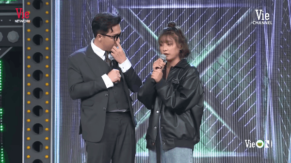 Rap Việt thiếu gì tranh cãi: MC bị chỉ trích phát ngôn vớ vẩn, giám khảo cà khịa show đối thủ đến thí sinh cũng chơi xấu, đạo nhạc? - Ảnh 7. Rap Việt thiếu gì tranh cãi: MC bị chỉ trích phát ngôn vớ vẩn, giám khảo cà khịa show đối thủ đến thí sinh cũng chơi xấu, đạo nhạc? - Ảnh 7.
