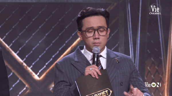 Rap Việt thiếu gì tranh cãi: MC bị chỉ trích phát ngôn vớ vẩn, giám khảo cà khịa show đối thủ đến thí sinh cũng chơi xấu, đạo nhạc? - Ảnh 8. Rap Việt thiếu gì tranh cãi: MC bị chỉ trích phát ngôn vớ vẩn, giám khảo cà khịa show đối thủ đến thí sinh cũng chơi xấu, đạo nhạc? - Ảnh 8.