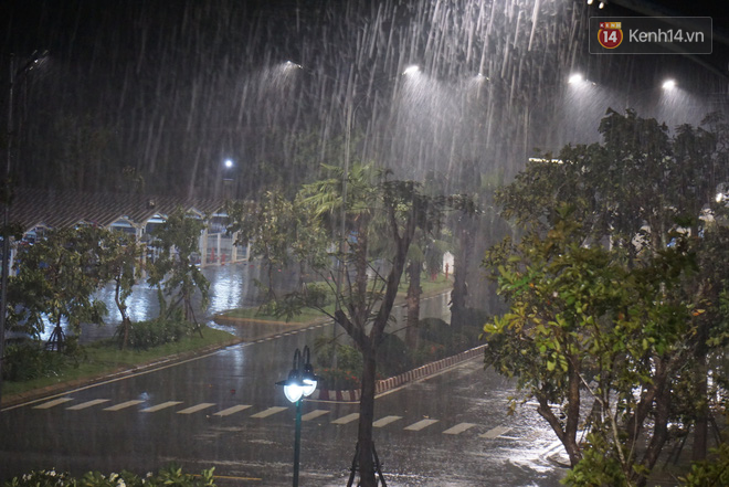 Bão số 9 đang tiến sát đất liền: Gió rít liên hồi, mưa to ở Lý Sơn, nhiều nhà dân bị tốc mái - Ảnh 1.