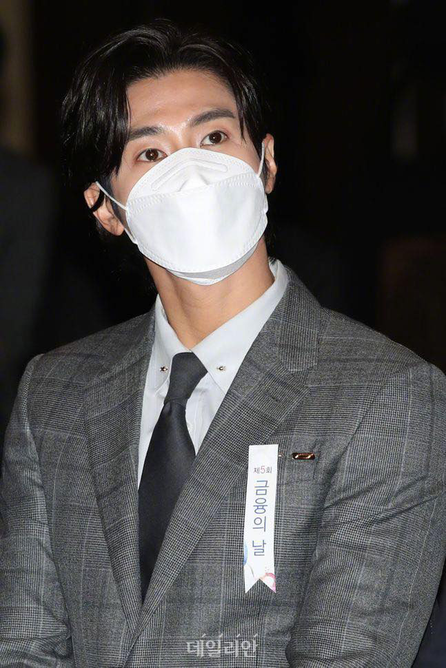 Nam thần Yunho (DBSK) nhận bằng khen từ Tổng thống, minh tinh Go So Young lộ diện sau bê bối săn gái của Jang Dong Gun - Ảnh 6. Nam thần Yunho (DBSK) nhận bằng khen từ Tổng thống, minh tinh Go So Young lộ diện sau bê bối săn gái của Jang Dong Gun - Ảnh 6.
