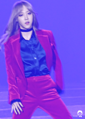 8 cô nàng đẹp trai nhất Kpop: Mỹ nhân TWICE khiến fangirl đổ rầm rầm, chị đại MAMAMOO nhờ đâu mà tóc dài vẫn soái đến lạ? - Ảnh 10. 8 cô nàng đẹp trai nhất Kpop: Mỹ nhân TWICE khiến fangirl đổ rầm rầm, chị đại MAMAMOO nhờ đâu mà tóc dài vẫn soái đến lạ? - Ảnh 10.