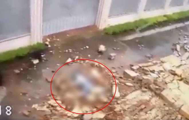 Clip: Kinh hoàng cảnh mảng tường bất ngờ đổ sập trong cơn mưa, đè lên cô gái đi bộ khiến nạn nhân nằm bất động - Ảnh 2. Clip: Kinh hoàng cảnh mảng tường bất ngờ đổ sập trong cơn mưa, đè lên cô gái đi bộ khiến nạn nhân nằm bất động - Ảnh 2.