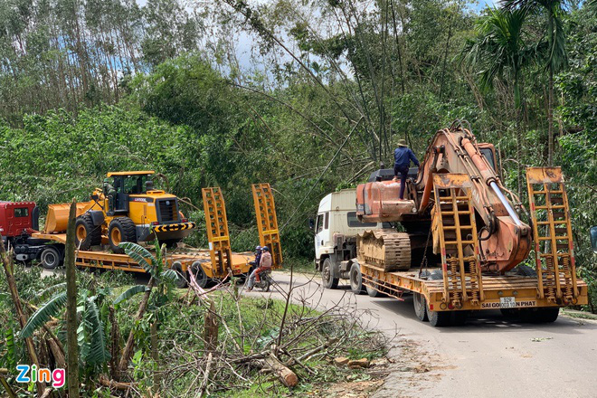 Vụ sạt lở đất vùi lấp hàng chục người ở Trà Leng: Tìm cách chuyển 4 người bị thương đi cấp cứu - Ảnh 1.