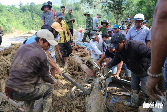 Phép màu trong vụ sạt lở đất ở Trà Leng: Đã cứu sống được 33 người, tiếp tục tìm kiếm 13 nạn nhân mất tích - Ảnh 1.