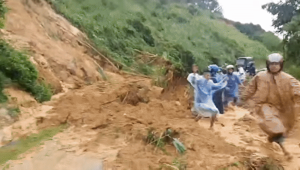 Nạn nhân vụ sạt lở núi bàng hoàng kể lại phút thoát chết: Tôi bị đất đá vùi, bò được ra ngoài cùng 1 người gãy chân - Ảnh 1. Nạn nhân vụ sạt lở núi bàng hoàng kể lại phút thoát chết: Tôi bị đất đá vùi, bò được ra ngoài cùng 1 người gãy chân - Ảnh 1.