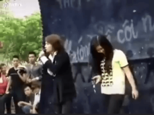 Netizen đào lại clip cũ Hương Giang hát chênh phô liên tục dù được học thanh nhạc bài bản - Ảnh 3. Netizen đào lại clip cũ Hương Giang hát chênh phô liên tục dù được học thanh nhạc bài bản - Ảnh 3.