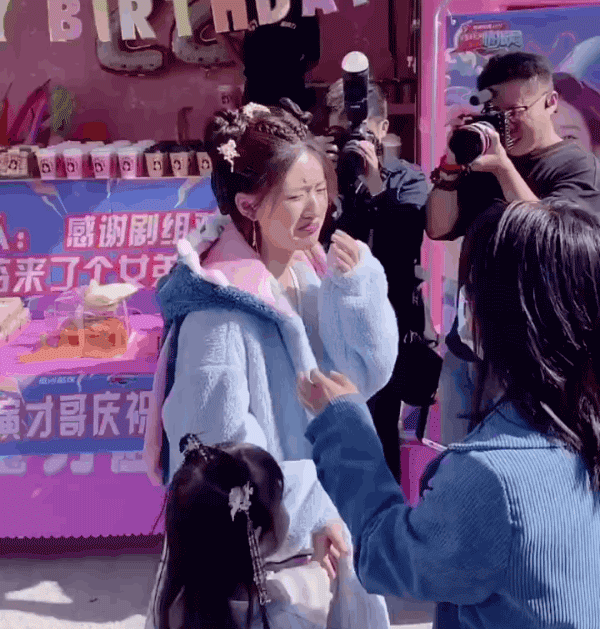 Triệu Lộ Tư gây tranh cãi khi oà khóc ở tiệc sinh nhật do fan tổ chức: Kẻ chê giả trân, người khen dễ thương muốn xỉu - Ảnh 3. Triệu Lộ Tư gây tranh cãi khi oà khóc ở tiệc sinh nhật do fan tổ chức: Kẻ chê giả trân, người khen dễ thương muốn xỉu - Ảnh 3.